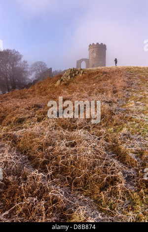 Einsame Gestalt von alten John Torheit am frostigen Morgen bei blauem Himmel in Bradgate Park, Charnwood, Leicestershire, England, UK Stockfoto