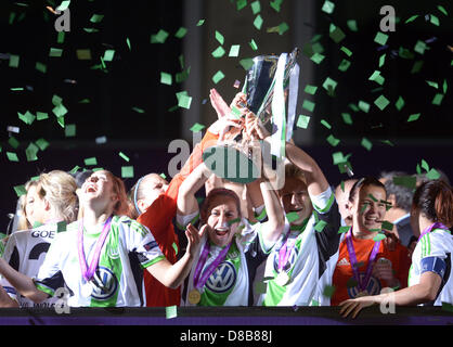 Wolfsburgs Anna Blaesse (C) und Ivonne Hartmann (3-R) heben Sie die Trophäe nach dem Gewinn der UEFA Women's Soccer Champions-League-Finale zwischen VfL Wolfsburg und Olympique Lyonnais im Stamford Bridge Stadium in London, England, 23. Mai 2013. Foto: Federico Gambarini/Dpa +++(c) Dpa - Bildfunk +++ Stockfoto