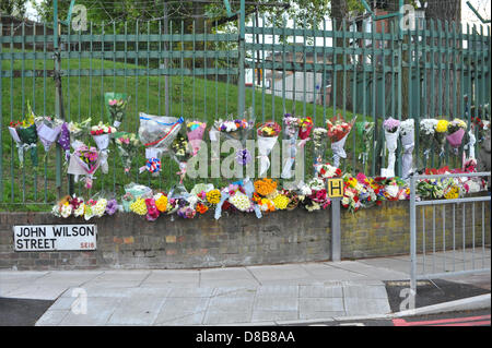 Woolwich, London, UK. 23. Mai 2013. Blumen sind von Gratulanten entlang der Geländer in der Nähe der Stelle links wo Schlagzeuger Lee Rigby des 2. Bataillons der Royal Regiment of Fusiliers wurde außen Woolwich Barracks gestern getötet. Bildnachweis: Matthew Chattle/Alamy Live-Nachrichten Stockfoto