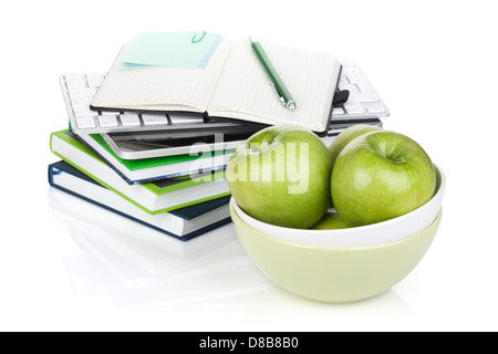 Grüne Äpfel in Obst Schüssel und Bürobedarf. Isoliert auf weißem Hintergrund Stockfoto