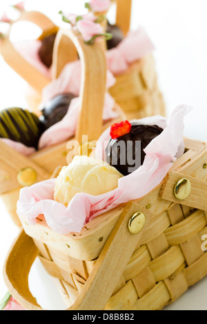 Miniatur-Picknick-Körbe zugunsten Boxen gefüllt mit Trüffeln. Stockfoto