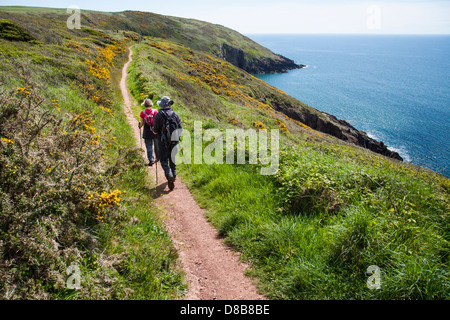 Ein paar Wanderer auf dem Pembrokeshire Küstenweg Stockfoto