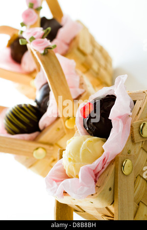 Miniatur-Picknick-Körbe zugunsten Boxen gefüllt mit Trüffeln. Stockfoto