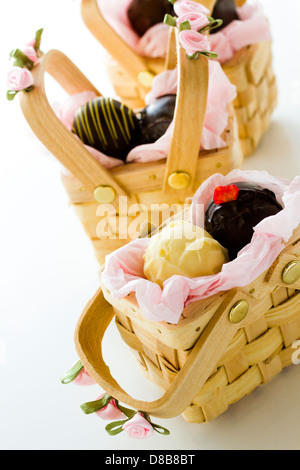 Miniatur-Picknick-Körbe zugunsten Boxen gefüllt mit Trüffeln. Stockfoto