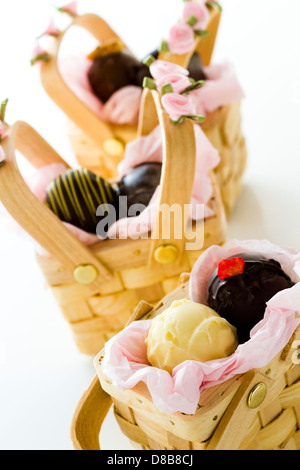 Miniatur-Picknick-Körbe zugunsten Boxen gefüllt mit Trüffeln. Stockfoto