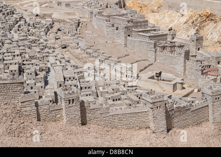 Jerusalem, Israel. Eine Krähe trinkt Wasser aus einer Pfütze innerhalb eines Modells von Jerusalem während der Zeit des zweiten Tempels. Stockfoto
