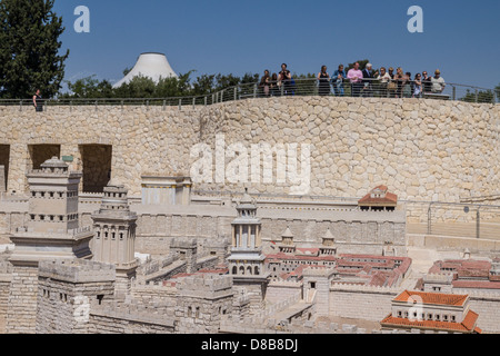 Jerusalem. Touristen sehen ein Modell von Jerusalem während der römischen Periode im Israel Museum. Schrein des Buches im Hintergrund. Stockfoto