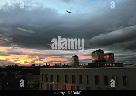 Glasgow, Schottland. 23. Mai 2013. Die Sonne sieht man einstellen über Glasgow. Bildnachweis: Tony Clerkson/Alamy Stockfoto