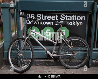 Fahrrad in NYC 86th Street Station 4 5 6 Linien, New York, New York, USA, 22. Mai 2013, © Katharine Andriotis gesperrt Stockfoto