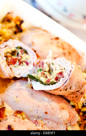 Detail-Huhn roll mit Eiern, Spinat und Speck Stockfoto