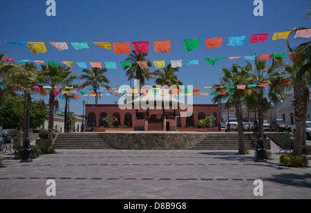 Farbfoto der Stadt Plaza, Todos Santos, Baja California, Mexiko Stockfoto