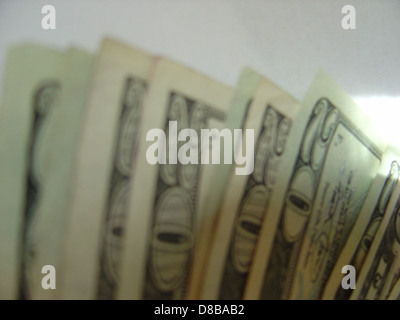 Ein verschwommenes Bild von 20 Dollarscheinen, das sich auf die abstrakte Natur der Währung ohne klare Details konzentriert. Das Bild fängt die Textur und Farbe des Papiergeldes ein und betont das Konzept von Währung und Wohlstand. Stockfoto