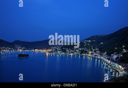 Panoramablick Nachtansicht von Vathy, der "Hauptstadt" von Ithaka Insel, Ionisches Meer, Nordteil ("sieben Inseln"), Griechenland. Stockfoto