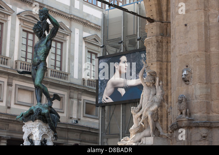 Die Statue des Perseus mit dem Haupt der Medusa in der Loggia dei Lanzi Galerie, Palazzo Vecchio, Florenz, Italien Stockfoto