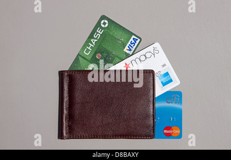 Kreditkarten aus einem Leder-Portemonnaie aufgefächert. Stockfoto