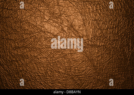 Eine Nahaufnahme aus braunem Leder, die seine glatte Textur und natürliche Muster unterstreicht. Das Bild zeigt die charakteristische Weichheit und Langlebigkeit von hochwertigem Leder. Stockfoto