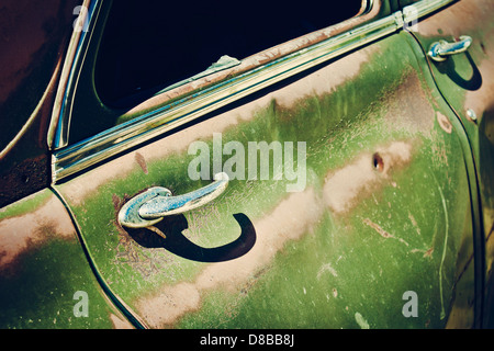 Closeup auf rostigen zerkratzte Tür und Griff der verlassenen grüner Oldtimer in Silver City, Idaho Stockfoto