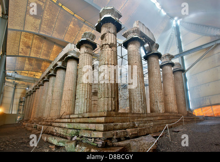 Der Tempel des Apollo Epikur bedeckt von einem schützenden Zelt (und Nebel) bei Vasses, Peloponnes, Griechenland Stockfoto