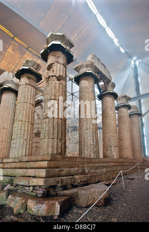 Der Tempel des Apollo Epikur bedeckt von einem schützenden Zelt (und Nebel) bei Vasses, Peloponnes, Griechenland Stockfoto