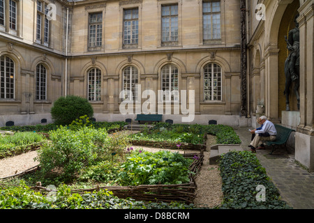 Paris, Frankreich. Ein paar sitzt in den Innenhof des Musée Carnavalet, das Museum für die Geschichte von Paris. Stockfoto