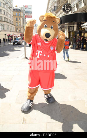 London, UK. Donnerstag, 23. Mai 2013: FC Bayern München Maskottchen Bernie Spotted in London vor Samstag Champions-League-Finale im Wembley-Stadion. Bildnachweis: Duncan Penfold/Alamy Live-Nachrichten Stockfoto