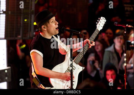 Toronto, Ontario, Kanada. 23. Mai 2013. Mitglieder der amerikanischen Rockband "Fall Out Boy" im "Leben zu viel" Studio in Toronto für live-Auftritte und Interview erschien... Im Bild: Gutarist JOE TROHMAN (Image Credit: Credit: Igor Vidyashev/ZUMAPRESS.com/Alamy Live News) Stockfoto