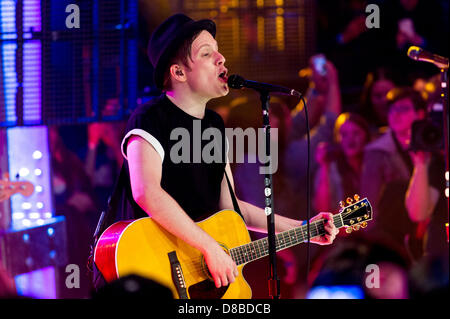 Toronto, Ontario, Kanada. 23. Mai 2013. Mitglieder der amerikanischen Rockband "Fall Out Boy" im "Leben zu viel" Studio in Toronto für live-Auftritte und Interview erschien... Im Bild: Gutarist JOE TROHMAN (Image Credit: Credit: Igor Vidyashev/ZUMAPRESS.com/Alamy Live News) Stockfoto