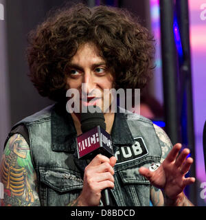 Toronto, Ontario, Kanada. 23. Mai 2013. Mitglieder der amerikanischen Rockband "Fall Out Boy" im "Leben zu viel" Studio in Toronto für live-Auftritte und Interview erschien... Im Bild: Gutarist JOE TROHMAN (Image Credit: Credit: Igor Vidyashev/ZUMAPRESS.com/Alamy Live News) Stockfoto