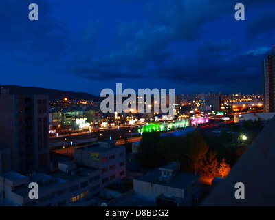 TABRIZ, IRAN - Mai 2: Tabriz Stadt Augen Vogelperspektive in der Dämmerung auf 2. Mai 2011 in Tabriz, Iran. Stockfoto