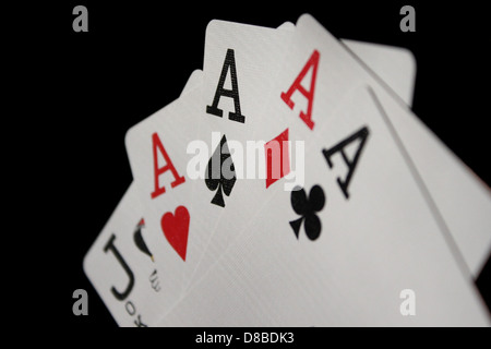 Ein Satz von Spielkarten, die vier Asse auf einer Ebenen Fläche zeigen. Das Bild zeigt die seltene und leistungsstarke Kombination von Karten in einem Standarddeck, die häufig mit Kartenspielen und Poker assoziiert wird. Stockfoto