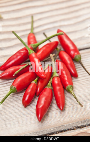 Ein Haufen rote Kugel Thai Chilis auf geschliffene Oberfläche des Holzes. Stockfoto