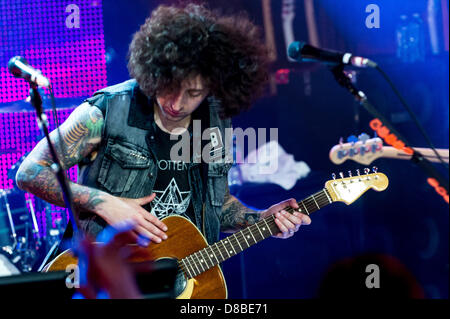 Toronto, Ontario, Kanada. 23. Mai 2013. Mitglieder der amerikanischen Rockband "Fall Out Boy" im "Leben zu viel" Studio in Toronto für live-Auftritte und Interview erschien... Im Bild: Gutarist JOE TROHMAN (Image Credit: Credit: Igor Vidyashev/ZUMAPRESS.com/Alamy Live News) Stockfoto