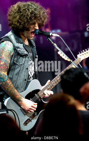 Toronto, Ontario, Kanada. 23. Mai 2013. Mitglieder der amerikanischen Rockband "Fall Out Boy" im "Leben zu viel" Studio in Toronto für live-Auftritte und Interview erschien... Im Bild: Gutarist JOE TROHMAN (Image Credit: Credit: Igor Vidyashev/ZUMAPRESS.com/Alamy Live News) Stockfoto