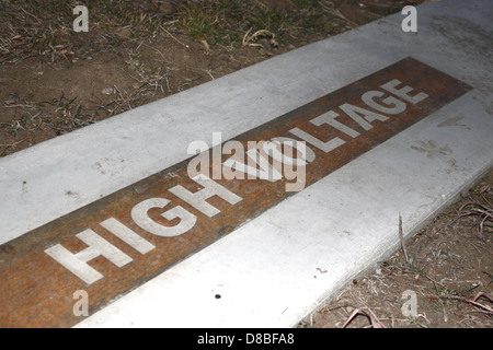 Eine elektrische Hochspannungsleitung, die Energie über große Entfernungen transportiert. Das Bild betont die hoch aufragenden Pylonen und Drähte, aus denen sich die Stromversorgungsinfrastruktur zusammensetzt, die für die Stromverteilung unerlässlich ist. Stockfoto