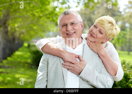 Porträt von glücklich Reife Frau umarmt ihr Mann außerhalb Stockfoto