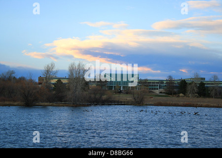 Lakewood Colorado City Center Gebäude bei Sonnenuntergang vom Belmar Park. Stockfoto