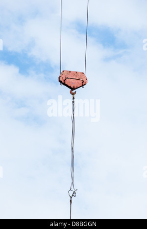 Roten Kranhaken mit Seil am blauen Wolkenhimmel Stockfoto