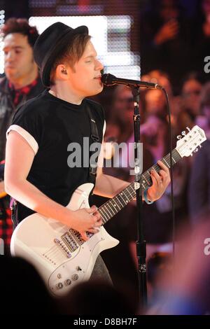 Toronto, Kanada. 23. Mai 2013.  US-amerikanische Rock-Band FALL OUT BOY auf viel Musik LIVE zu viel TV-Show für live-Auftritte und Interview erscheint.  Im Bild lead-Sänger Patrick Stump. (EXI/N8N/Alamy Live-Nachrichten) Stockfoto