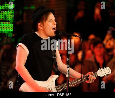 Toronto, Kanada. 23. Mai 2013.  US-amerikanische Rock-Band FALL OUT BOY auf viel Musik LIVE zu viel TV-Show für live-Auftritte und Interview erscheint.  Im Bild lead-Sänger Patrick Stump. (EXI/N8N/Alamy Live-Nachrichten) Stockfoto