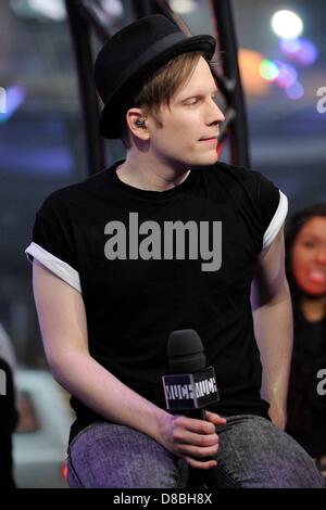 Toronto, Kanada. 23. Mai 2013.  US-amerikanische Rock-Band FALL OUT BOY auf viel Musik LIVE zu viel TV-Show für live-Auftritte und Interview erscheint.  Im Bild lead-Sänger Patrick Stump. (EXI/N8N/Alamy Live-Nachrichten) Stockfoto