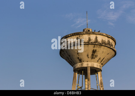 Blauer Himmel mit Thai Wassertank Stockfoto