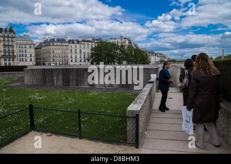 Paris, Frankreich. Menschen warten in der Schlange geben das Mémorial des Martyrs De La Déportation in der Nähe von Notre-Dame. Stockfoto