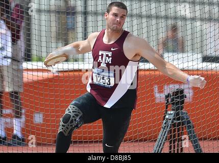 23. Mai 2013 - Austin, TX, USA - 23. Mai 2013 Dalton Rowan von Texas A & M #1253 Versuche besprechen werfen während der ersten Runde des NCAA Outdoor Track & Feld Meisterschaften West vorläufige im Mike A. Myers Stadium in Austin, TX. Stockfoto