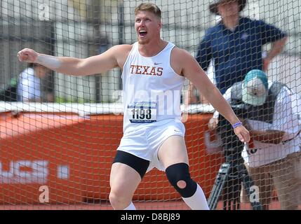 23. Mai 2013 - besprechen Austin, TX, USA - 23. Mai 2013 Ryan Crouser Texas #1198 Versuche werfen während der ersten Runde des NCAA Outdoor Track & Feld Meisterschaften West vorläufige im Mike A. Myers Stadium in Austin, TX. Stockfoto