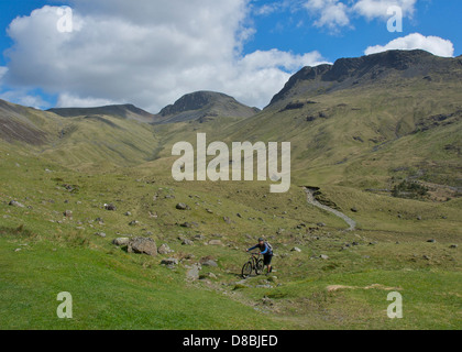 Menschen Sie drängen Mountainbike an der Spitze der Ennerdale Valley, Lake District National Park, Cumbria, England UK Stockfoto