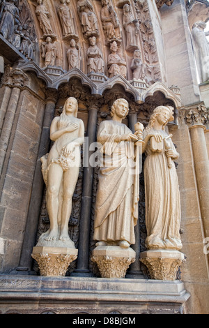 Restaurierten Statuen am Eingang der Kirche Notre-Dame, Liebfrauenkirche, Trier, Rheinland-Pfalz, Deutschland, Europa Stockfoto