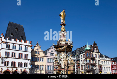 Petrusbrunnen Brunnen auf dem Hauptmarkt Quadrat, Steipe, Trier, Rheinland-Pfalz, Deutschland, Europa Stockfoto