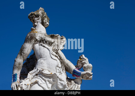 Barockstatue tragen eine Hand gestrickte Pulswärmer vor dem Kurfürstlichen Schloss in Trier, Rheinland-Pfalz, Deutschland, Eur Stockfoto