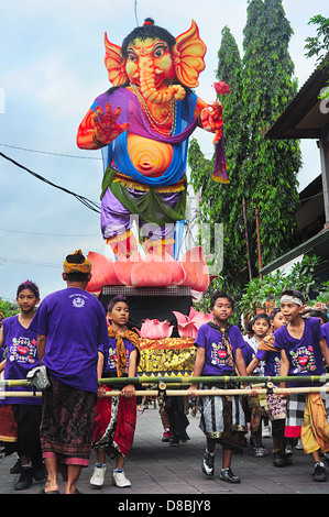 Nicht identifizierte Personen, die teilnehmen in der Feier der Nyepi - balinesische Tag der Stille. Stockfoto