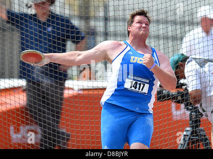 23. Mai 2013 - versucht Austin, TX, USA - 23. Mai 2013 Matthew Kosecki der UCLA #1417 eine Diskussion werfen während der ersten Runde des NCAA Outdoor Track & Feld Meisterschaften West vorläufige im Mike A. Myers Stadium in Austin, TX. Stockfoto